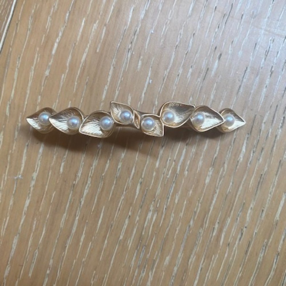 Anthropologie Gold Pearl hair clip NWOT